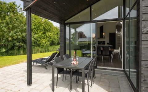 Stygg - 75M from the Sea: Bleu, Arbuste, Chalet, Couverture De Sol, Jardin, Biens, Ombre, Aménagement Paysager, Ferme, Eco Hôtel