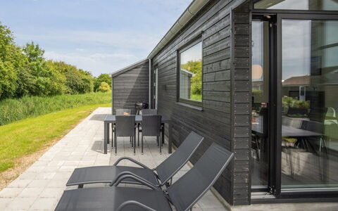Stygg - 75M from the Sea: Bleu, Arbuste, Chalet, Couverture De Sol, Jardin, Biens, Ombre, Aménagement Paysager, Ferme, Eco Hôtel