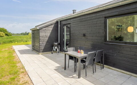 Stygg - 75M from the Sea: Bleu, Arbuste, Chalet, Couverture De Sol, Jardin, Biens, Ombre, Aménagement Paysager, Ferme, Eco Hôtel