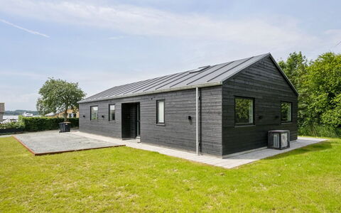 Stygg - 75M from the Sea: Bleu, Arbuste, Chalet, Couverture De Sol, Jardin, Biens, Ombre, Aménagement Paysager, Ferme, Eco Hôtel