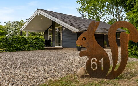 Jette - 30Km from the Sea: Domicile, Chalet, Porche, Dur, Siding, Plate-Forme, Ombre, Planche, Biens, Batiments Jardin