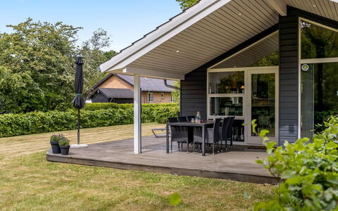 Jette - 30Km from the Sea: Domicile, Chalet, Porche, Dur, Siding, Plate-Forme, Ombre, Planche, Biens, Batiments Jardin