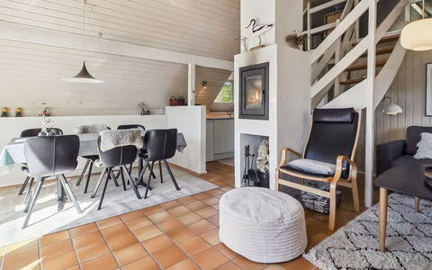 Efimija - 1.4Km from the Sea: Sol, Design Intérieur, Sol, Bois, Meubles, Plafond, Parquet, Domicile, Salon, Pièce