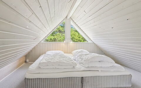 Efimija - 1.4Km from the Sea: Bois, Plafond, Chambre, Sol, Sol, Design Intérieur, Lit, Literie, Grenier, Parquet