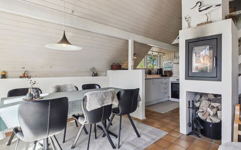 Efimija - 1.4Km from the Sea: Meubles, Mobilier De Jardin, Vaisselle, Table, Drinkware, Chaise, Tableau De Plein Air, Aliments, Bouteille