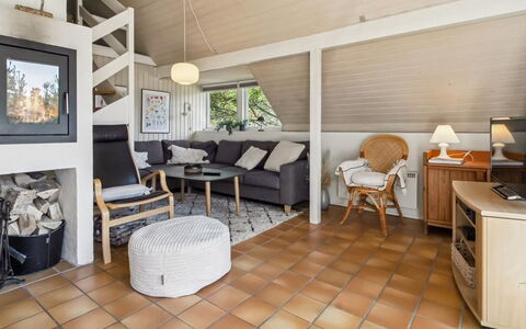 Efimija - 1.4Km from the Sea: Meubles, Mobilier De Jardin, Vaisselle, Table, Drinkware, Chaise, Tableau De Plein Air, Aliments, Bouteille