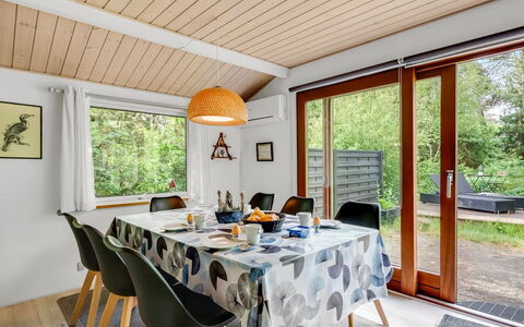 Hilde - 350M to the Fjord: Meubles, Design Intérieur, Sol, Bois, Chaise, Salle À Manger, Table Cuisine Et Salle A Manger, Sol, Plafond, Table