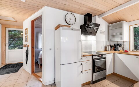 Hilde - 350M to the Fjord: Bois, Principaux Appliance, Cuisine, Sol, Design Intérieur, Sol, Plafond, Appareil De Cuisine, Domicile, Maison
