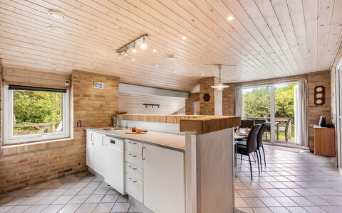 Dorithea - 1.3Km from the Sea: Sol, Cuisine, Comptoir, Design Intérieur, Bois, Meubles, Plafond, Sol, Cabinetry, Pièce