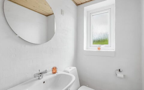 Dorithea - 1.3Km from the Sea: Mur, Luminaire Plomberie, Lavabo, Design Intérieur, Plafond, Sol, Sol, Évier, Salle De Bains, Robinet