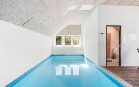 Aage - 1.7Km from the Sea: Meubles, Design Intérieur, Sol, Sol, Plafond, Pièce, Chaise, Table, Appartement, Table Cuisine Et Salle A Manger