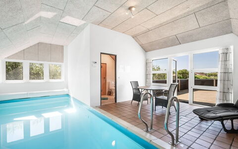 Aage - 1.7Km from the Sea: Meubles, Design Intérieur, Sol, Sol, Plafond, Pièce, Chaise, Table, Appartement, Table Cuisine Et Salle A Manger