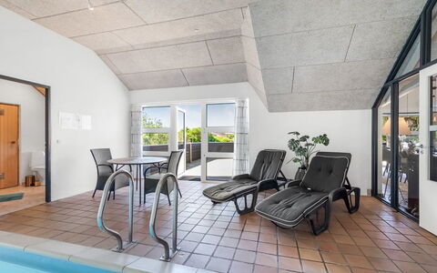Aage - 1.7Km from the Sea: Meubles, Design Intérieur, Sol, Sol, Plafond, Pièce, Chaise, Table, Appartement, Table Cuisine Et Salle A Manger