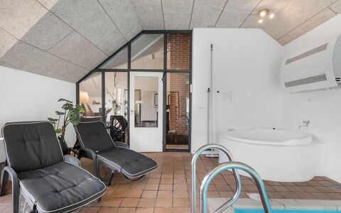 Aage - 1.7Km from the Sea: Meubles, Design Intérieur, Sol, Sol, Plafond, Pièce, Chaise, Table, Appartement, Table Cuisine Et Salle A Manger