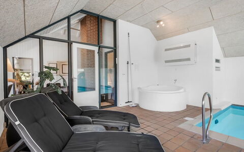 Aage - 1.7Km from the Sea: Meubles, Design Intérieur, Sol, Sol, Plafond, Pièce, Chaise, Table, Appartement, Table Cuisine Et Salle A Manger