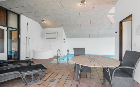 Aage - 1.7Km from the Sea: Meubles, Design Intérieur, Sol, Sol, Plafond, Pièce, Chaise, Table, Appartement, Table Cuisine Et Salle A Manger