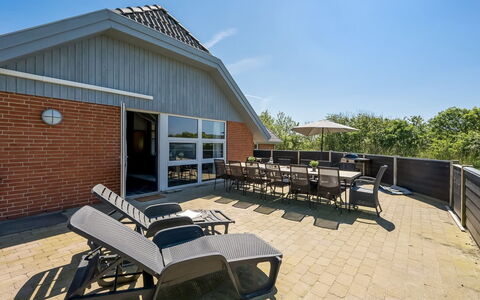 Aage - 1.7Km from the Sea: Meubles, Design Intérieur, Sol, Sol, Plafond, Pièce, Chaise, Table, Appartement, Table Cuisine Et Salle A Manger