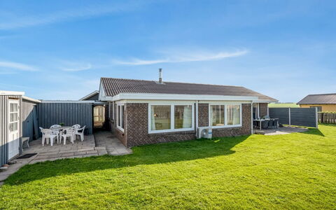 Mads - 400M from the Sea: Domicile, Maison, Architecture, Toit, Plaine, Chalet, Biens, Pelouse, Cour, Ferme