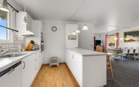 Mads - 400M from the Sea: Cuisine, Sol, Design Intérieur, Comptoir, Plafond, Bois, Sol, Meubles, Luminaire, Appareil De Cuisine