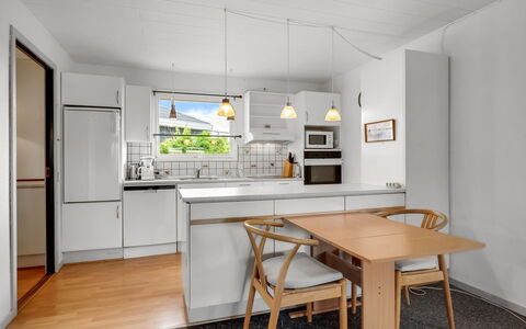 Mads - 400M from the Sea: Meubles, Cuisine, Design Intérieur, Sol, Comptoir, Appareil De Cuisine, Sol, Bois, Plafond, Table Cuisine Et Salle A Manger