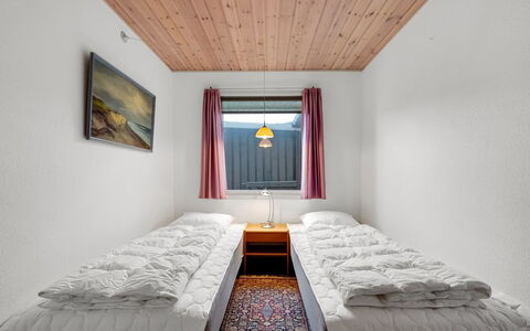 Mads - 400M from the Sea: Chambre, Lit, Bois, Drap De Lit, Literie, Sol, Cadre De Lit, Plafond, Domicile, Matelas