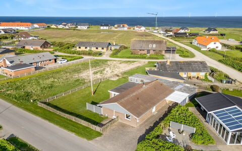 Mads - 400M from the Sea: Zone Résidentielle, Toit, Maison, Domicile, Architecture, Vue Du Ciel, Paysage, Lot Terre, Banlieue, Plaine