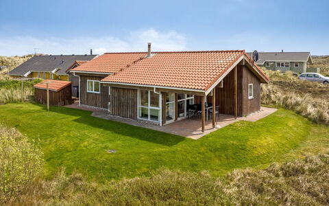 Hughe - 200M from the Sea: Meubles, Design Intérieur, Sol, Sol, Plafond, Pièce, Chaise, Table, Appartement, Table Cuisine Et Salle A Manger