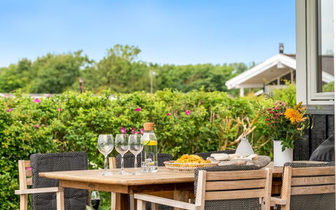 Gedda - from the Sea: Bleu, Arbuste, Chalet, Couverture De Sol, Jardin, Biens, Ombre, Aménagement Paysager, Ferme, Eco Hôtel