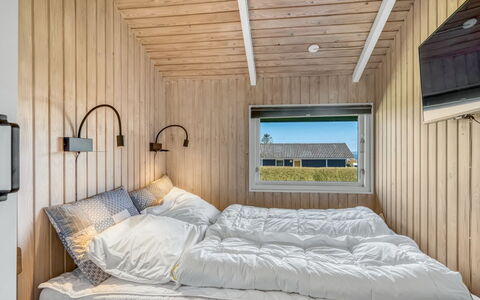 Ofrath - 350M to the Fjord: Bois, Chambre, Lit, Plafond, Literie, Tache De Bois, Drap De Lit, Dur, Planche, Cadre De Lit