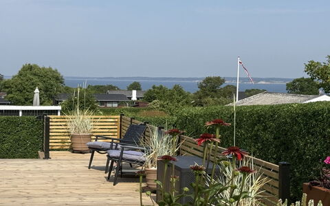 Ofrath - 350M to the Fjord: Arbuste, Pot De Fleur, Mobilier De Jardin, Ombre, Jardin, Plate-Forme, Eco Hôtel, Aménagement Paysager, Chaise