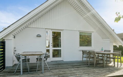 Jolanta - 20M from the Sea: Bois, Maison, Domicile, Toit, Chalet, Siding, Porte, Planche, Dur, Porche