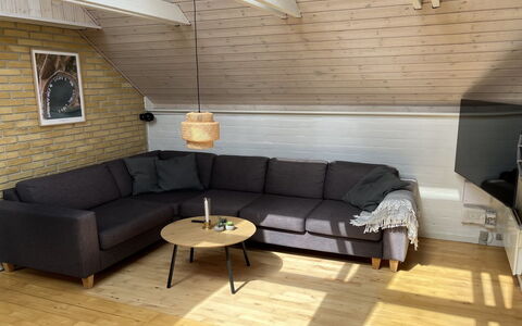 Jolanta - 20M from the Sea: Sol, Bois, Sol, Meubles, Parquet, Salon, Tache De Bois, Dur, Canapé