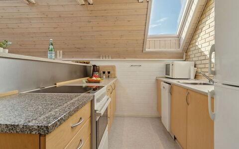 Jolanta - 20M from the Sea: Cuisine, Comptoir, Bois, Sol, Principaux Appliance, Appareil De Cuisine, Cabinetry, Design Intérieur, Sol, Plafond