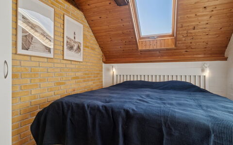 Jolanta - 20M from the Sea: Chambre, Bois, Lit, Sol, Design Intérieur, Sol, Meubles, Plafond, Literie, Drap De Lit