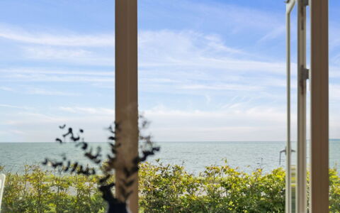Jolanta - 20M from the Sea: Mer, Horizon, Côte, Océan, Cotiers Et Relief Océaniques, Plage, Rive, Lumière Du Soleil, Ombre, Mobilier De Jardin