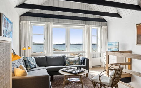 Ethly - 10M from the Sea: Toit, Domicile, Porte, Chalet, Ombre, Siding, Cour, Biens, Arrière-Cour