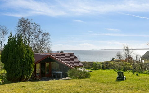 Asel - 25M from the Sea: Toit, Domicile, Porte, Chalet, Ombre, Siding, Cour, Biens, Arrière-Cour