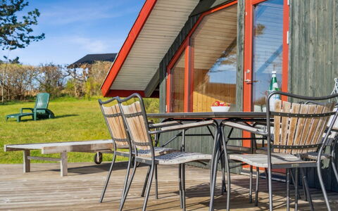Asel - 25M from the Sea: Toit, Domicile, Porte, Chalet, Ombre, Siding, Cour, Biens, Arrière-Cour