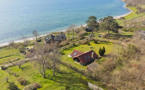 Asel - 25M from the Sea: Herbe, Vert, Maison, Chalet, Prairie, Zone Rurale, Écorégion, Paysage, Lot Terre, Arbuste