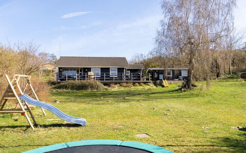 Usbjorn - 500M from the Sea: Herbe, Lot Terre, Plaine, Zone Rurale, Chalet, Pelouse, Ombre, Cour, Jardin, Arrière-Cour