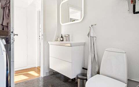 Usbjorn - 500M from the Sea: Sol, Design Intérieur, Sol, Luminaire Plomberie, Plomberie, Toilette, Pièce, Salle De Bains, Siège De Toilette, Plafond