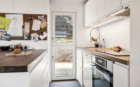 Usbjorn - 500M from the Sea: Appareil De Cuisine, Cuisine, Comptoir, Principaux Appliance, Design Intérieur, Sol, Cabinetry, Électroménager, Bois, Meubles