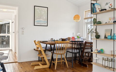 Usbjorn - 500M from the Sea: Meubles, Sol, Design Intérieur, Bois, Sol, Parquet, Rayonnage, Salle À Manger, Étagère, Table