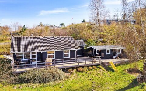 Usbjorn - 500M from the Sea: Chalet, Domicile, Porche, Siding, Ferme, Cabane En Rondins, Clôture, Arrière-Cour