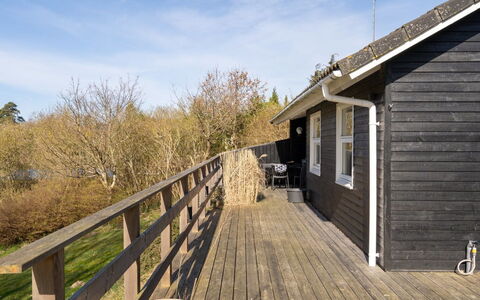 Usbjorn - 500M from the Sea: Bois, Chalet, Porche, Planche, Dur, Balustrade, Plate-Forme, Tache De Bois, Siding, Clôture