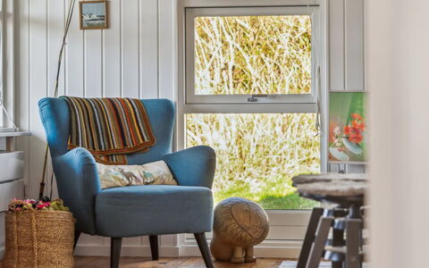 Usbjorn - 500M from the Sea: Meubles, Design Intérieur, Sol, Textile, Domicile, Sol, Chaise, Salon, Pièce, Éclairage