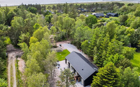 Laina - 250M from the Sea: Maison, Domicile, Toit, Chalet, Biens, Aménagement Paysager, Batiments Jardin, Siding, Ferme
