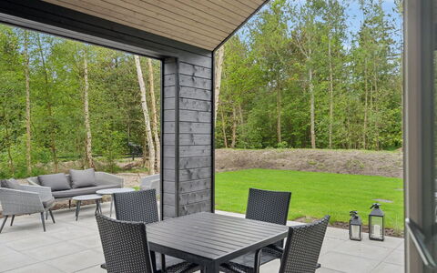 Laina - 250M from the Sea: Toit, Maison, Domicile, Chalet, Porte, Siding, Plate-Forme, Porche, Planche, Dur