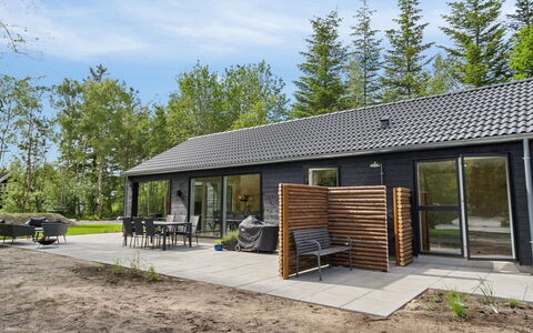 Laina - 250M from the Sea: Toit, Maison, Domicile, Chalet, Porte, Siding, Plate-Forme, Porche, Planche, Dur