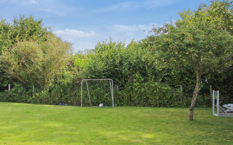 Milrid - 100M from the Sea: Herbe, Arbuste, Jardin, Lot Terre, Pelouse, Ombre, Prairie, Aménagement Paysager, Cour